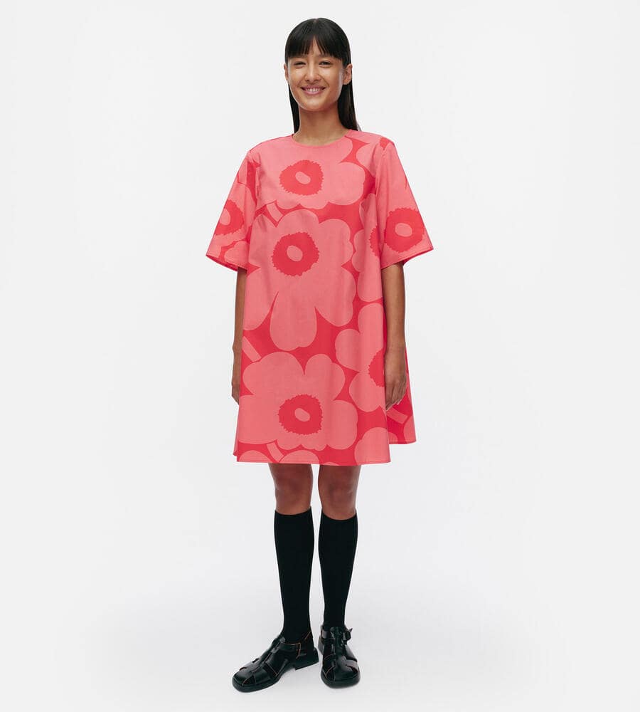 Kukkiva Unikko ワンピース｜手洗い可｜Marimekko(マリメッコ)｜ルック 